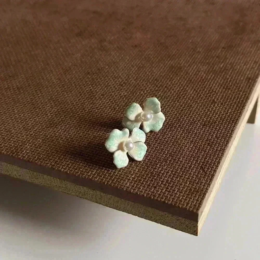 Four-Petal Gradient Flower With Pearls Earrings